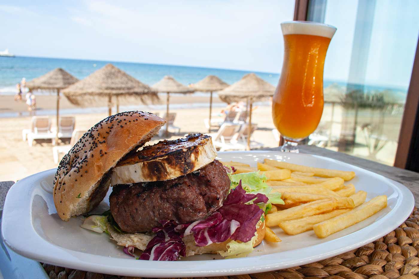 Hamburguesa y cerveza en Lido Beach